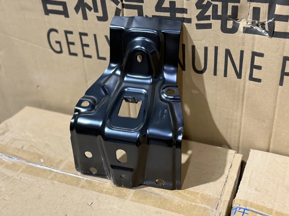 Кронштейн радиатора центральный Geely Emgrand SS11