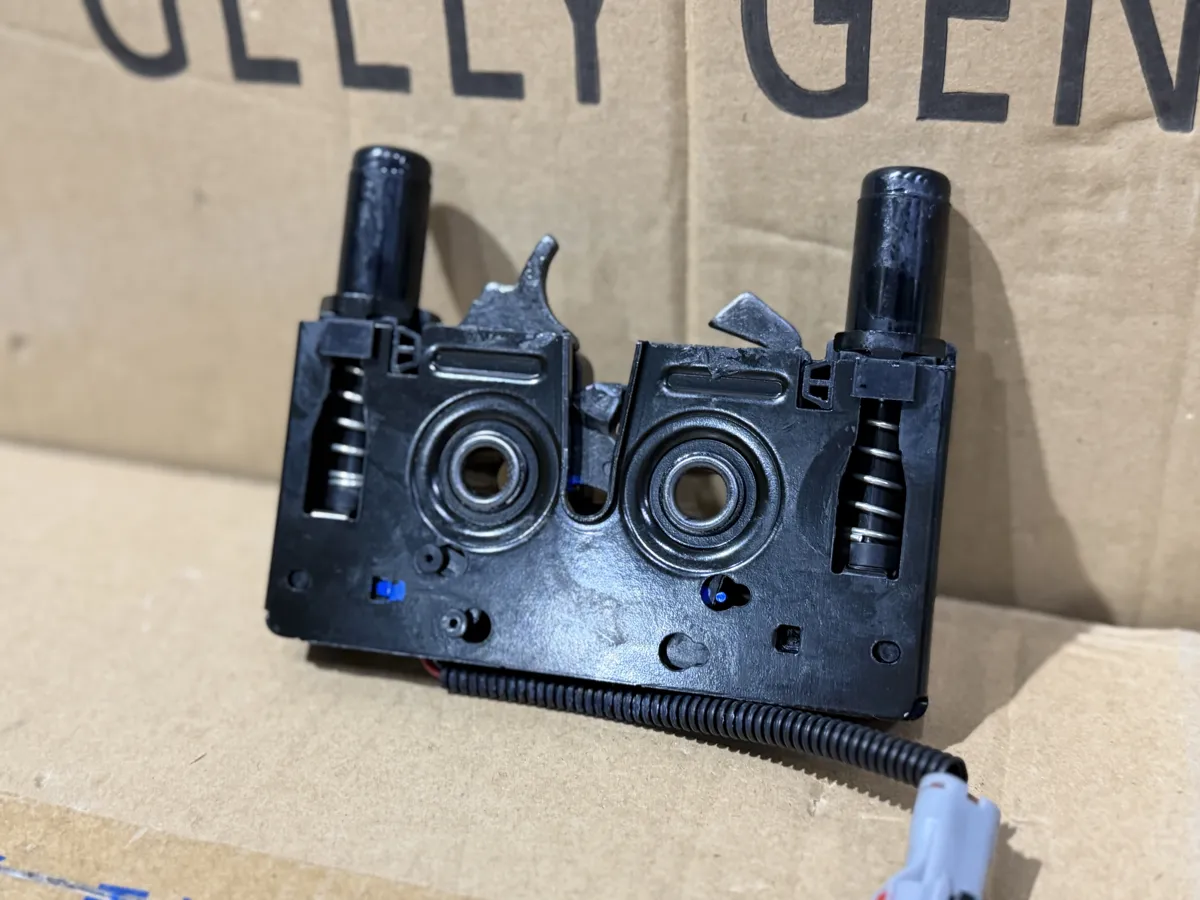 Замок капота Geely Monjaro KX11