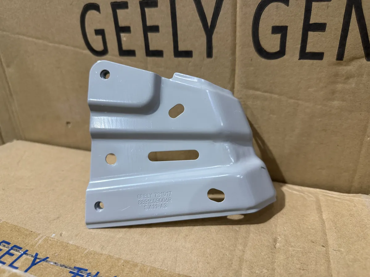 Кронштейн крыла передний правый geely Coolray