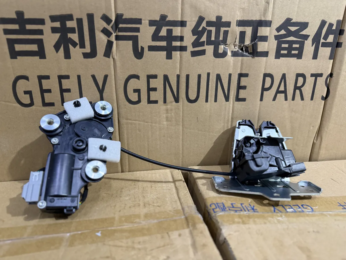 Замок багажника с доводчиком Geely Tugella
