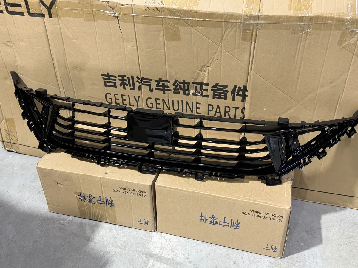 Решетка бампера центральная Geely Coolray