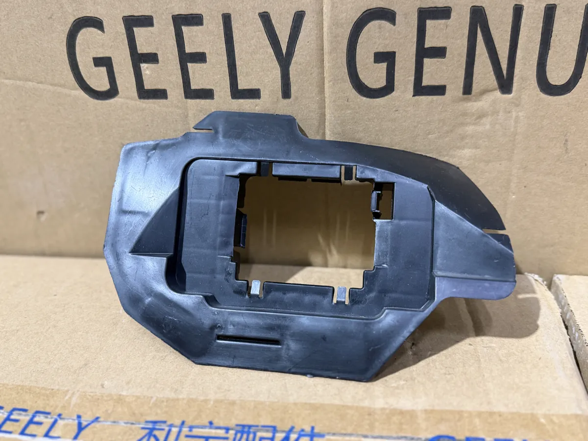 Кронштейн бампера передний правый Geely Monjaro