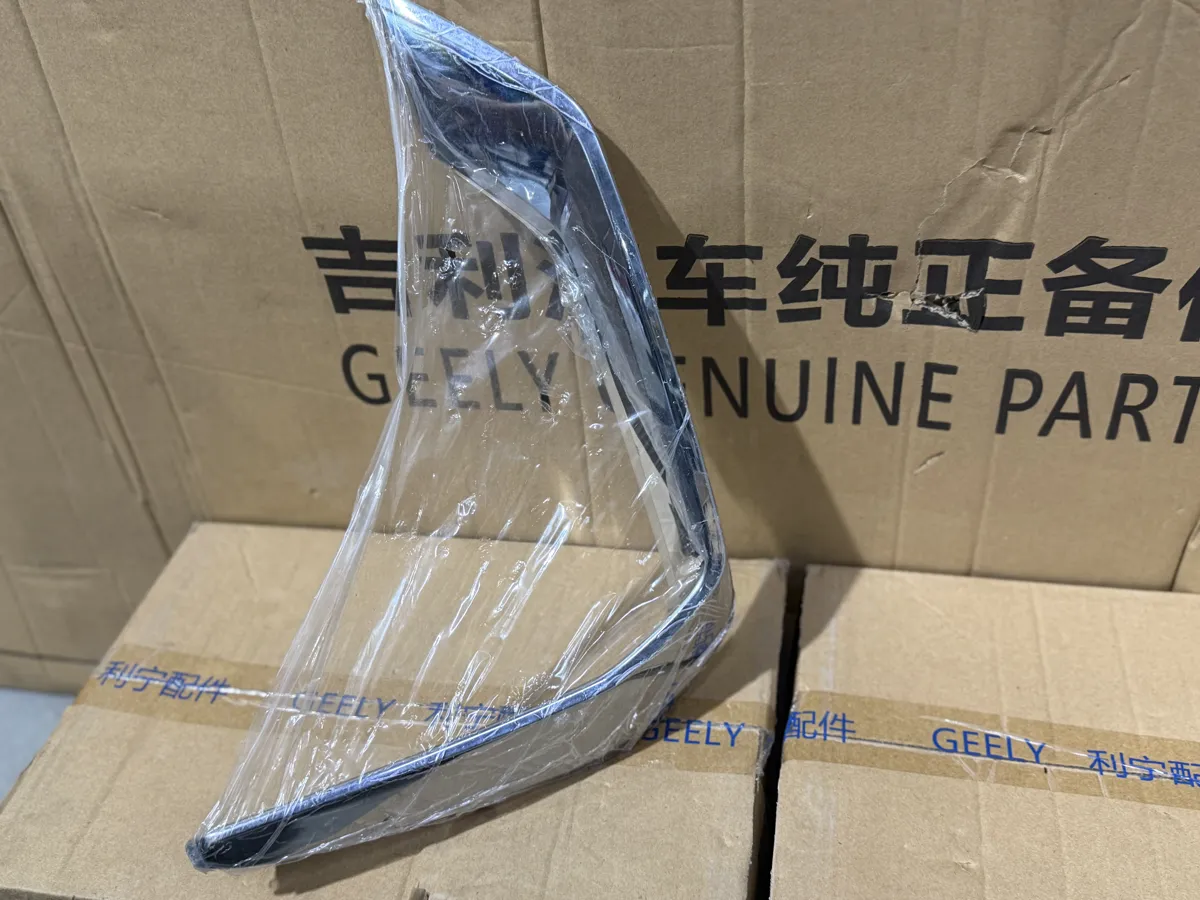 Молдинг бампера передний правый Geely Monjaro