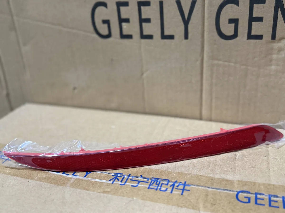 Отражатель в бампер задний правый Geely Coolray