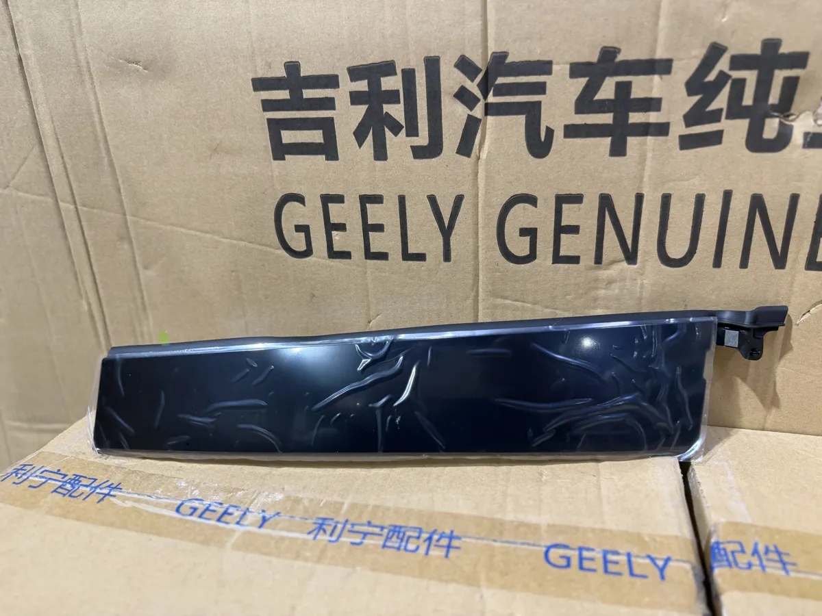 Накладка двери задняя правая Geely Coolray SX11