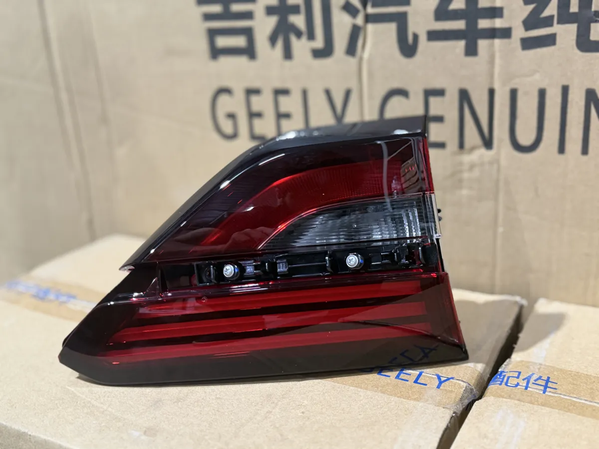 Фонарь внутренний задний левый Geely Coolray