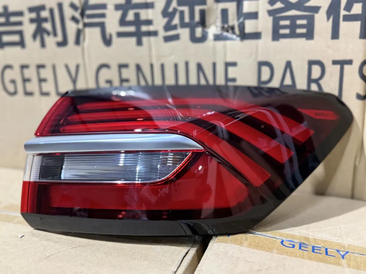 Фонарь наружный задний правый Geely Coolray